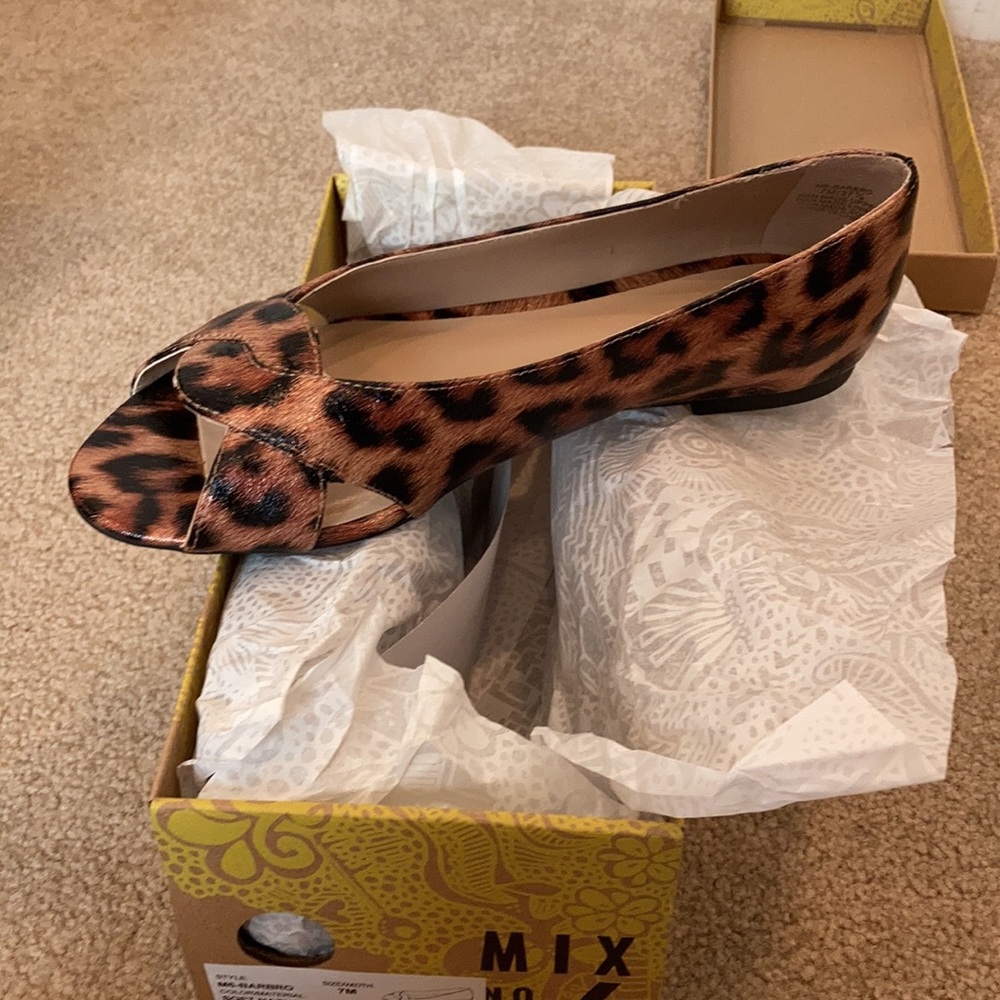 Brand new in box leopard glittered Flats - Picture 2 of 4